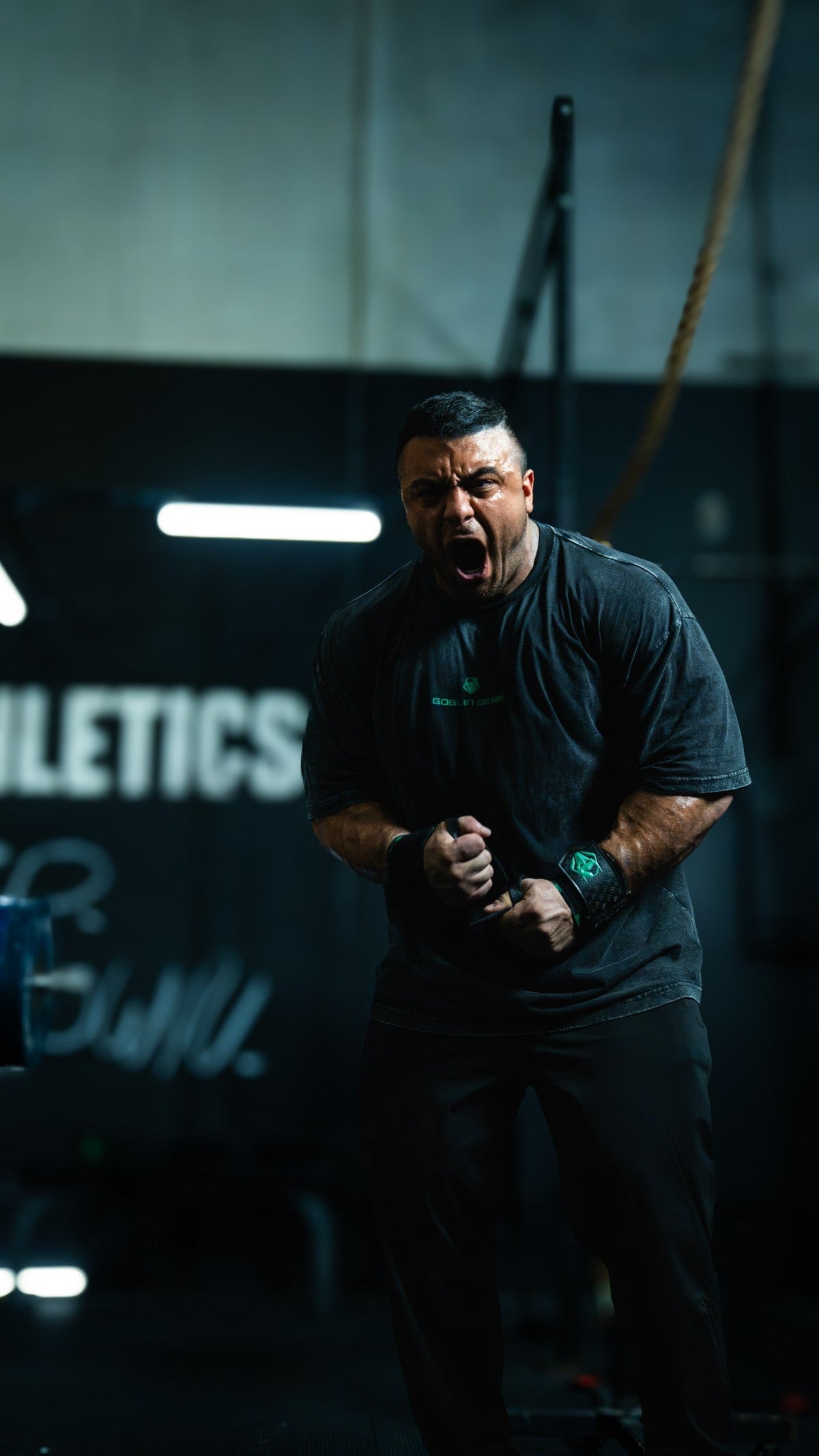 Lifter wearing Magnor wrist wraps